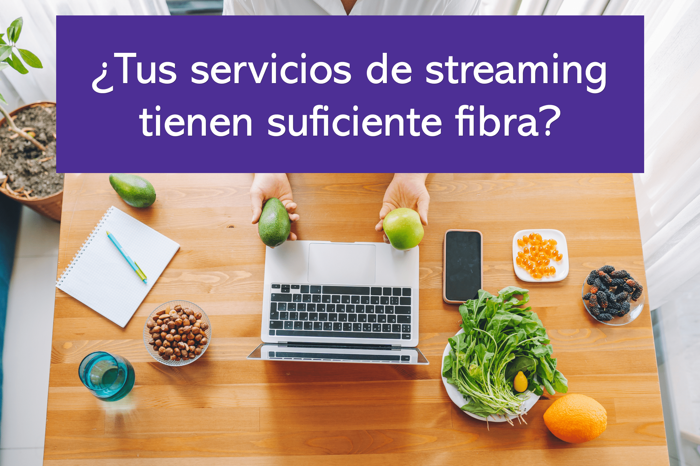 Computadora sobre una mesa con alimentos ricos en fibra