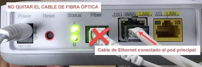 Cable de fibra óptica enchufado en la parte inferior del SmartNID